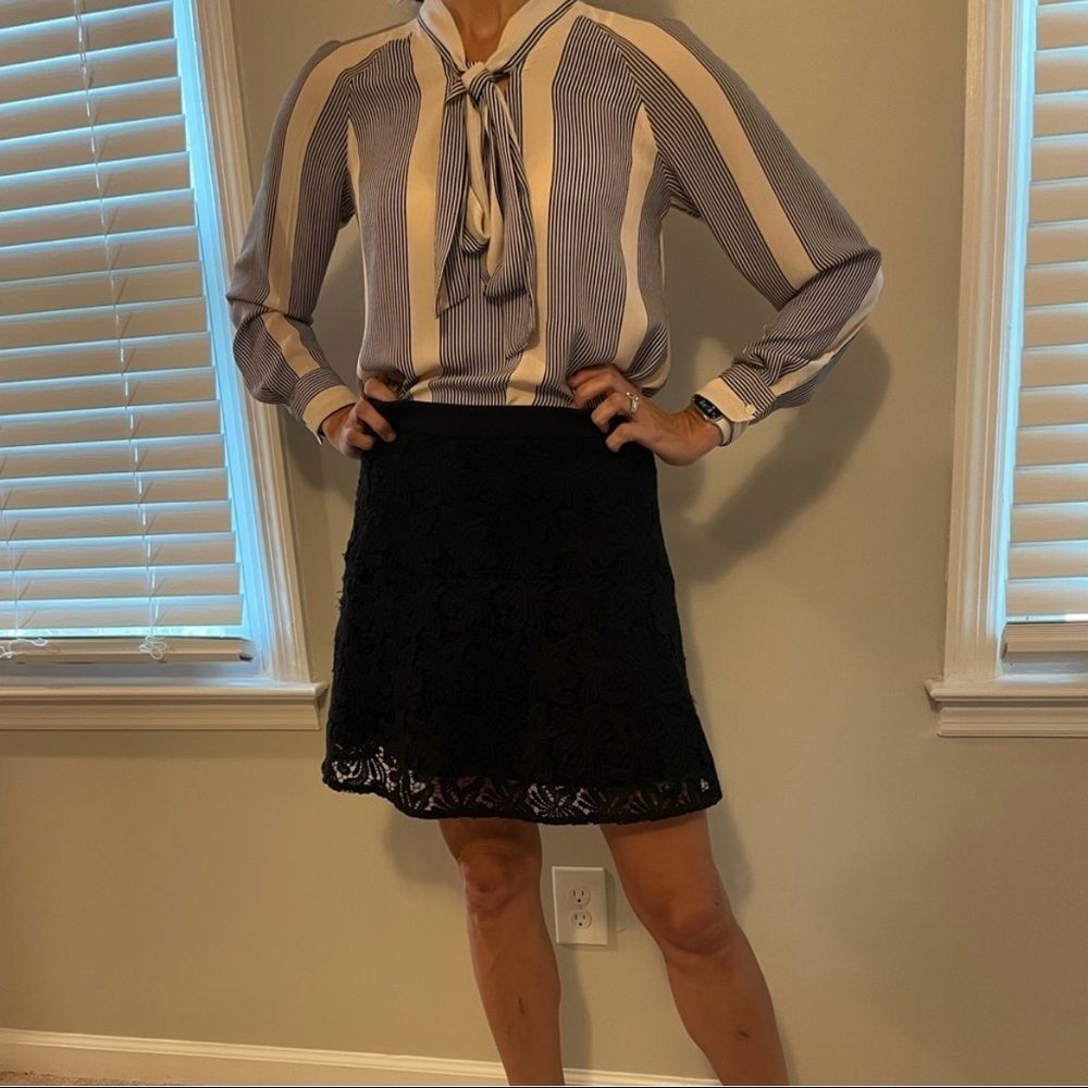 🍸Loft size small black skirt🍸